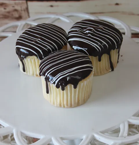 CC-000M  Boston Cream cupcake